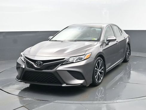 Used 2020 Toyota Camry SE w/ Cold Weather Package image 2