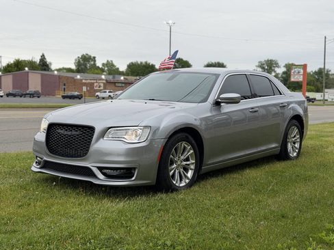 Used 2017 Chrysler 300 Limited RWD image 3