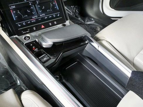 Used 2021 Audi e-tron Prestige w/ Prestige Package image 18