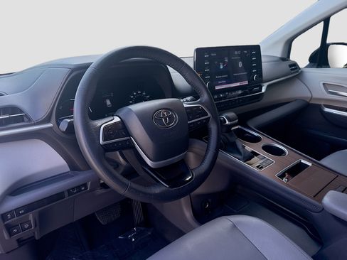 Used 2024 Toyota Sienna XLE FWD image 9