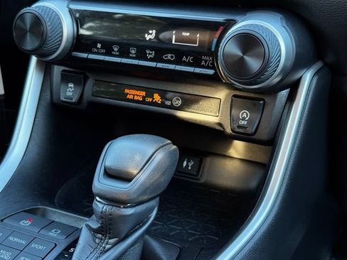 Used 2019 Toyota RAV4 LE w/ Carpet Mat Package AWD/4WD image 19