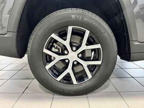 Used 2025 Jeep Grand Cherokee L Limited image 9