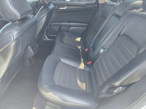 Used 2018 Ford Fusion SE w/ Equipment Group 201A FWD image 13