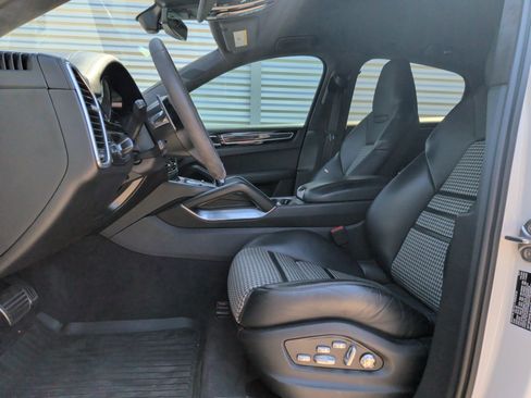 Used 2020 Porsche Cayenne Turbo AWD/4WD image 16