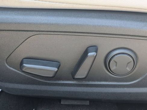 Used 2025 Hyundai Elantra Limited FWD image 16