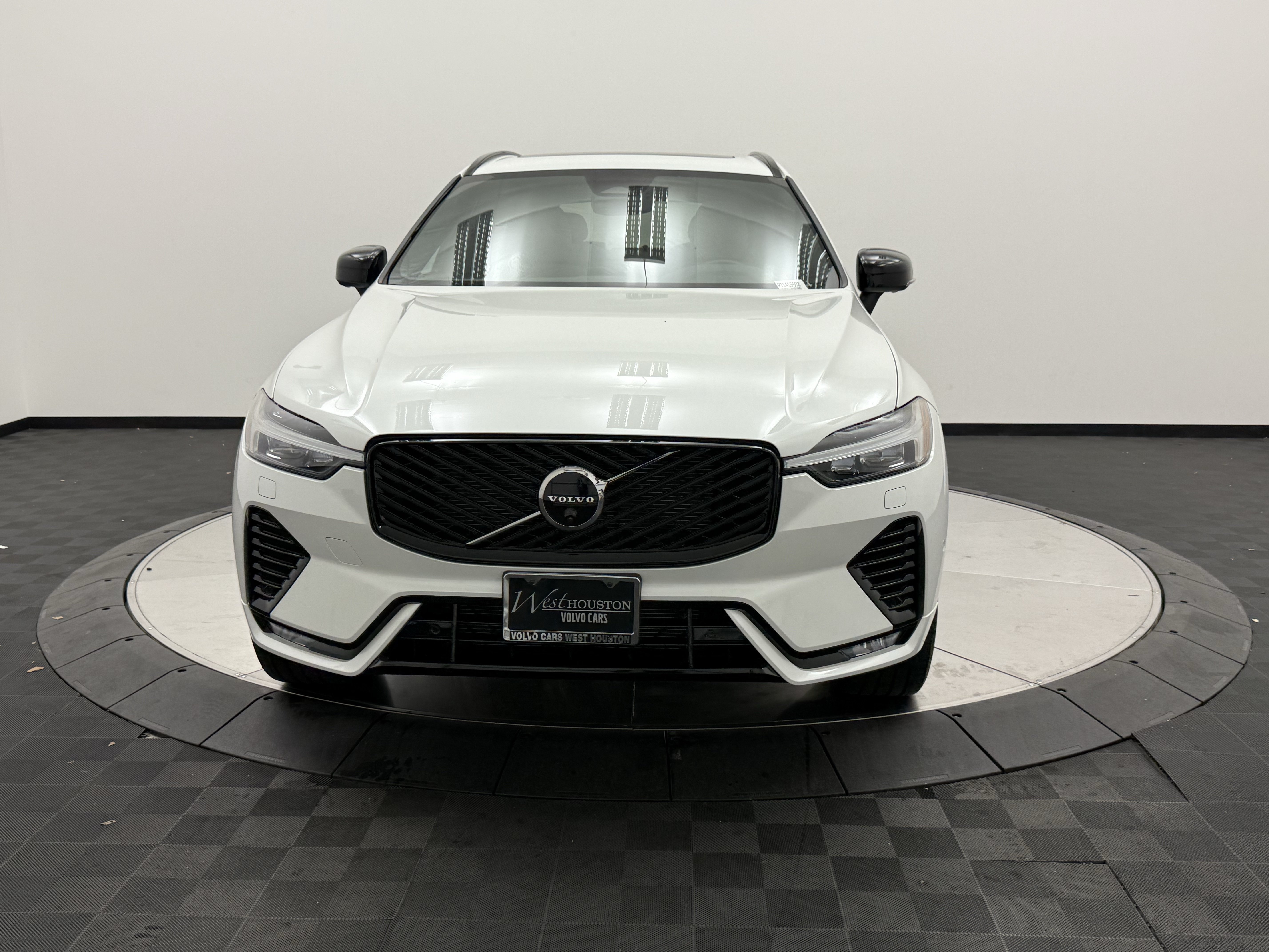 Certified 2026 Volvo XC60 B5 Plus AWD/4WD image 2