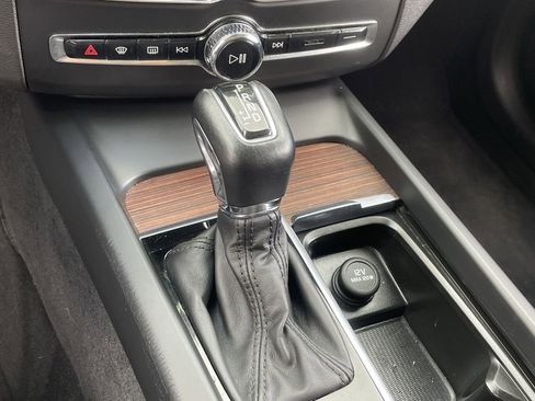 Used 2021 Volvo XC60 T5 Momentum w/ Premium Package image 16