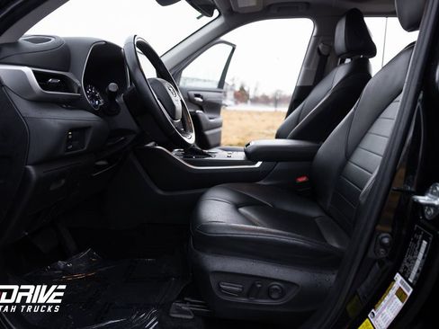 Used 2023 Toyota Highlander XLE image 32
