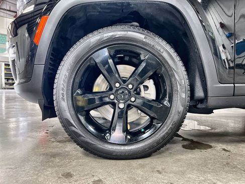 Used 2025 Jeep Grand Cherokee L Limited w/ Black Appearance Package AWD/4WD image 10