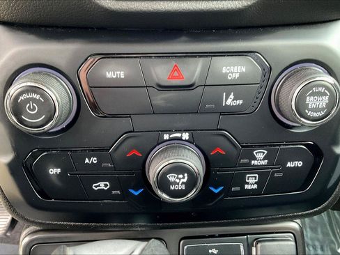 Used 2022 Jeep Renegade Latitude w/ Convenience Group AWD/4WD image 31