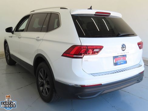 Certified 2023 Volkswagen Tiguan SE w/ Panoramic Sunroof Package FWD image 5