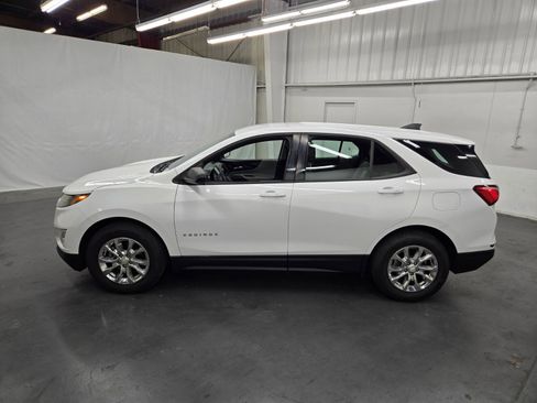 Used 2018 Chevrolet Equinox LS FWD image 2
