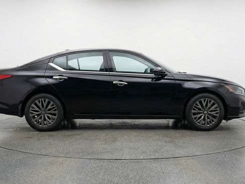 Used 2025 Nissan Altima 2.5 SV image 11