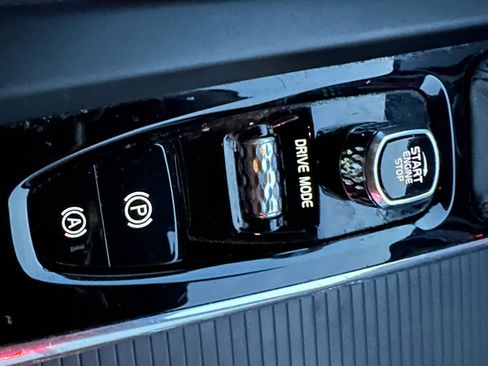 Used 2019 Volvo XC60 T5 Momentum w/ Multimedia Package image 31