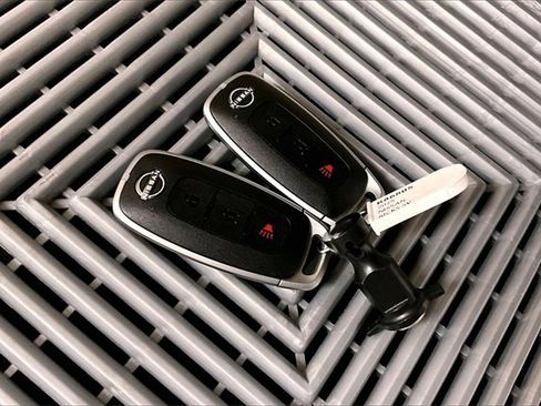 Used 2025 Nissan Kicks SV w/ Charging Package image 9