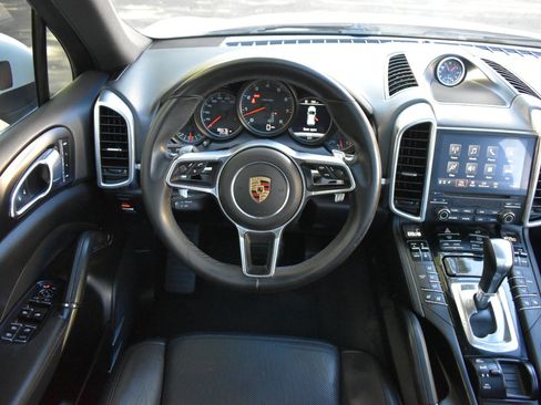 Used 2018 Porsche Cayenne Platinum Edition image 12
