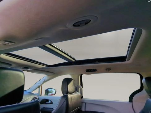Used 2023 Chrysler Pacifica Limited FWD image 23