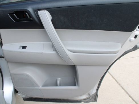Used 2009 Toyota Highlander 2WD w/ Cold Weather Pkg image 6