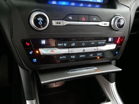 Used 2020 Ford Explorer Platinum w/ Premium Technology Package image 23