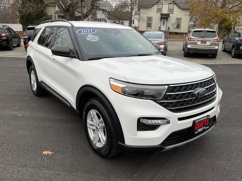 Used 2021 Ford Explorer XLT w/ Equipment Group 202A image 7