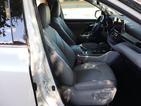 Used 2021 Toyota Highlander Limited AWD/4WD image 25
