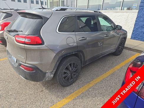 Used 2017 Jeep Cherokee Limited image 4