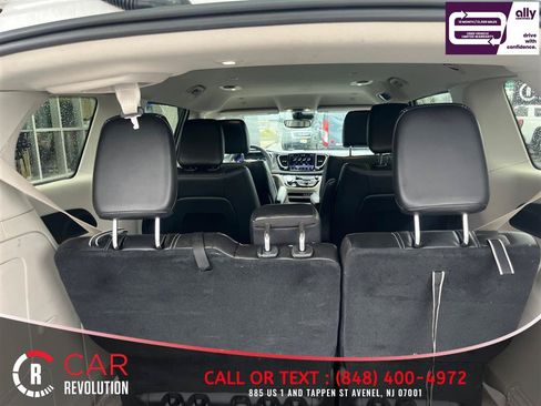 Used 2024 Chrysler Pacifica Limited FWD image 12
