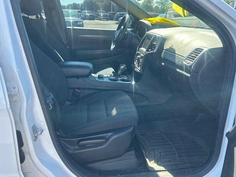 Used 2018 Jeep Grand Cherokee Laredo AWD/4WD image 13
