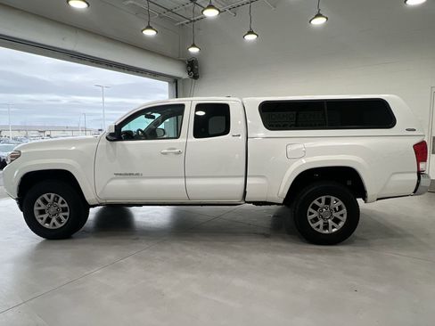 Used 2016 Toyota Tacoma SR5 image 5