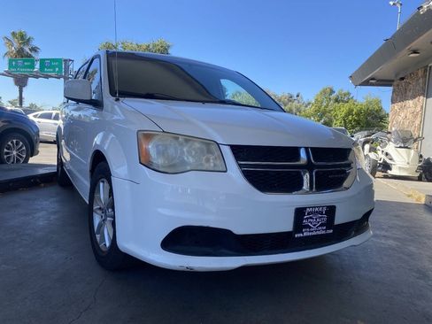 Used 2014 Dodge Grand Caravan SXT FWD image 3