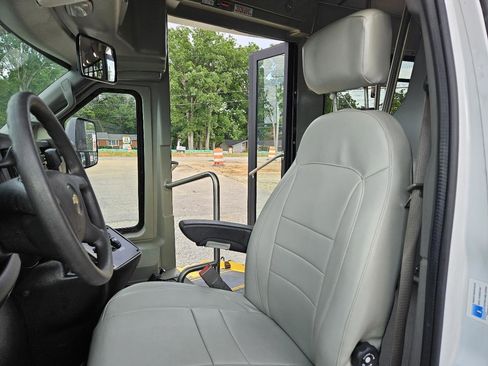Used 2018 Chevrolet Express 4500 w/ Shuttle Bus Package RWD image 38