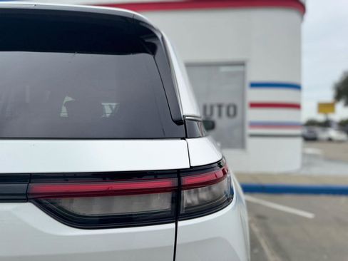 Used 2023 Jeep Grand Cherokee Base image 29