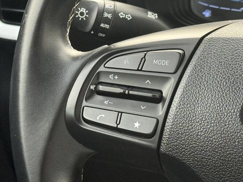 Used 2023 Hyundai Venue Limited image 16