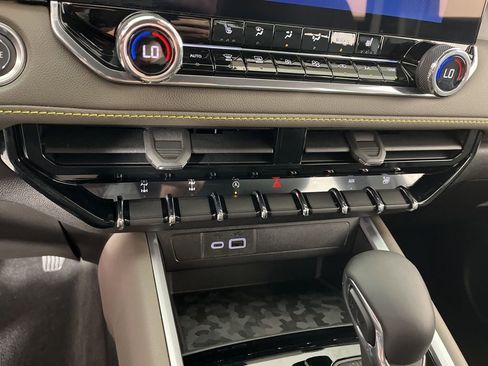 Certified 2024 Chevrolet Colorado ZR2 w/ Technology Package image 35