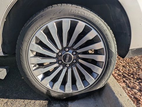 Used 2018 Lincoln Navigator Reserve w/ Technology Package image 17