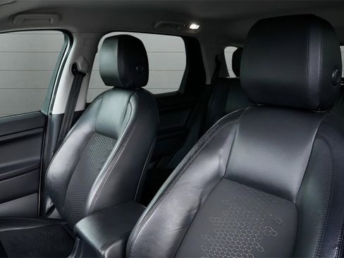 Used 2019 Land Rover Discovery Sport SE image 2