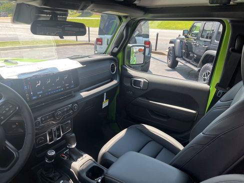 New 2025 Jeep Gladiator Sport image 13