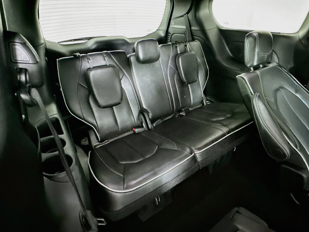 Certified 2025 Chrysler Pacifica Limited FWD image 39