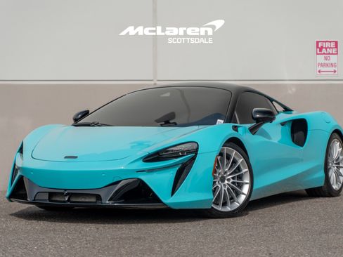 Used 2025 McLaren Artura image 2