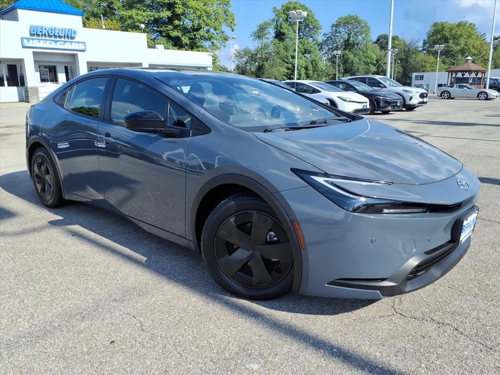 Used 2024 Toyota Prius LE FWD image 2
