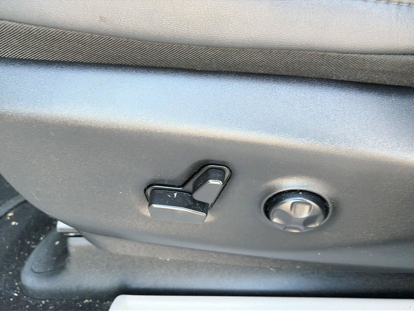 Used 2024 Chrysler Pacifica Touring-L FWD image 8