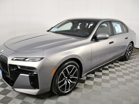 Used 2025 BMW 740i xDrive image 10