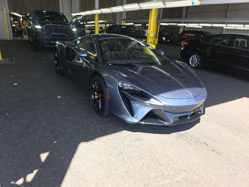 Used 2024 McLaren Artura RWD image 3