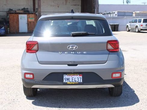 Used 2021 Hyundai Venue SE FWD image 4