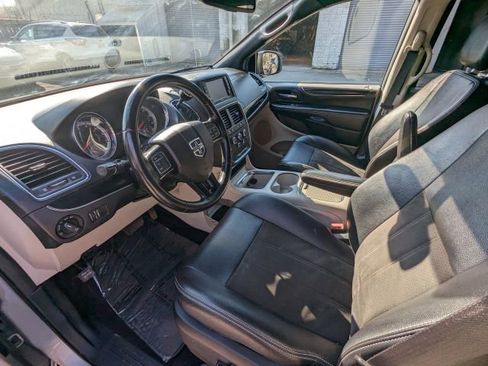Used 2020 Dodge Grand Caravan SXT image 12