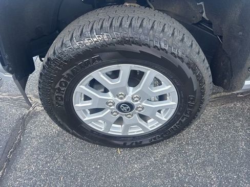 Used 2025 Toyota Tacoma SR5 w/ SR5 Upgrade Package AWD/4WD image 28