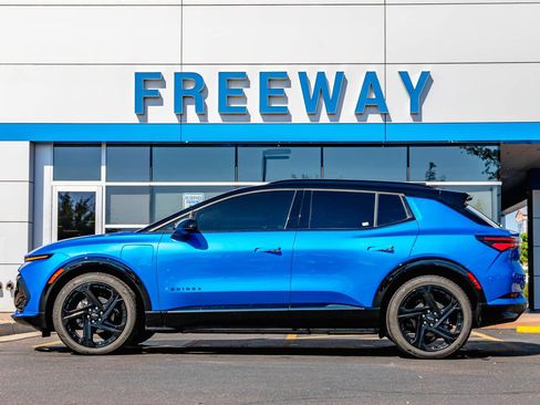 Used 2024 Chevrolet Equinox EV RS FWD image 2
