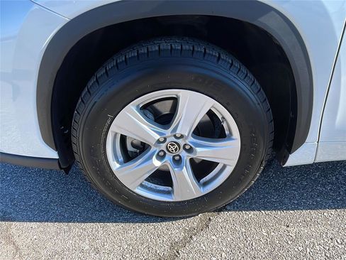 Used 2022 Toyota Highlander L image 10
