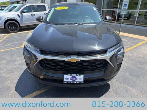 Used 2024 Chevrolet Trax LS FWD image 2