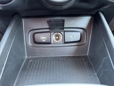 Used 2023 Hyundai Venue SEL FWD image 25